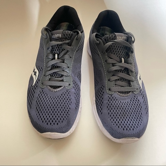Women’s Saucony Running Shoes lightweight mesh grey and white retro style - Picture 2 of 12